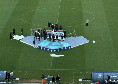 Prove al Maradona per l'eventuale premiazione Scudetto, montato il palco in mezzo al campo | FOTO