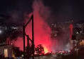 Clamoroso Napoli-Cagliari, bolgia sotto l'hotel dei sardi! Petardi e caos per disturbare | VIDEO