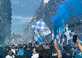 Delirio azzurro prima di Napoli-Cagliari: ecco cosa sta accadendo fuori allo stadio Maradona | VIDEO CN24
