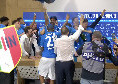 Irruzione in conferenza, Conte e Di Lorenzo 'assaltati' dai calciatori con lo champagne! | FOTO