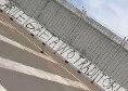 Vergogna a Cagliari, scritte contro Caprile e Gaetano assenti col Napoli fuori dalla Domus: &quot;Traditori!&quot; | FOTO