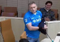 Siamo qui perchè sei juventino e leghista, consigliere di Afragola accusa il sindaco: abbandona l'aula e gli mostra la maglia del Napoli | VIDEO
