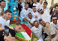 Scudetto Napoli, maxi torta e festeggiamenti sul litorale domizio con gli azzurri | VIDEO