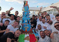 Poppella omaggia il Napoli: torta alta quattro piani per la festa scudetto! | FOTO