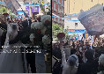 Napoli, coppia di sposi celebra il matrimonio in piena festa scudetto: guardate che succede | VIDEO
