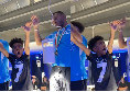 Festa scudetto Napoli, spunta un piccolo tifoso scatenato tra i giocatori | VIDEO