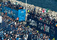 VIDEO - Festa Scudetto Napoli sul Lungomare gremito: la squadra sfila sul bus scoperto!
