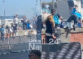 Tifosi scavalcano pur di entrare alla festa scudetto! Invasione incontrollata sul Lungomare | VIDEO