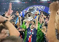 PSG campione d'Europa, ecco Kvaratskhelia scatenato mentre alza la coppa | FOTO