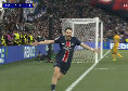 Festeggiamenti Psg, Kvaratskhelia mostra il pullman scoperto per la Champions | FOTO
