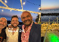Mertens al Seaside Beach Club di Ischia: scatto con due noti imprenditori | FOTO CN24