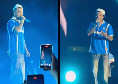 Sfera Ebbasta in tour al Maradona: apre il concerto indossando una maglia vintage del Napoli! | VIDEO