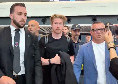 De Bruyne all'aeroporto di Fiumicino: il saluto con Micheli e l'incitamento speciale di un tifoso | VIDEO