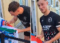 Beukema gi&agrave; firma una bandiera del Napoli! Siparietto con alcuni tifosi azzurri | VIDEO