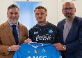 Primo scatto per Noa Lang con la maglia Napoli e i due agenti | FOTO