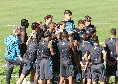 Ritiro Dimaro Napoli, giorno 2: cancelli aperti a Carciato! Gruppo diviso in due, esercitazione sul torello con tre calciatori al centro ed un 'jolly' per aiutare | DIRETTA VIDEO