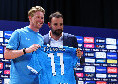 De Bruyne si 'svela' a tutti, sul palco anche Manna! Tutte le istantanee della presentazione | FOTOGALLERY CN24