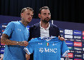 La rivelazione della maglia, le risate su Geolier e la smorfia per la stanchezza: tutte le immagini della presentazione di Lang | FOTOGALLERY CN24