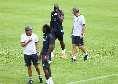 &lt;i&gt;Tripla chiacchierata&lt;/i&gt; per Lukaku, Anguissa e Lucca: staff a colloquio a fine allenamento | FOTOGALLERY CN24