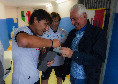 La leggenda del ciclismo Moser incontra Conte e Oriali: per il mister &egrave; arrivato un regalo con dedica | FOTO
