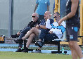 De Laurentiis torna in campo, il presidente siede in panchina per l'allenamento pomeridiano | FOTO CN24