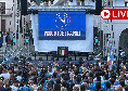 Ritiro Napoli, presentazione squadra in piazza: già migliaia di tifosi presenti! | DIRETTA VIDEO