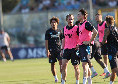 Ritiro Napoli, allenamento open: partitella a campo ridotto 3-0 rosa, la chiude Neres! | VIDEO