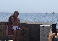 Paolantoni mantiene la promessa: sfila in pelliccia sul lungomare a Ferragosto! | FOTO e VIDEO