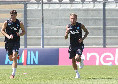 Lang scherza con Beukema sulle 'richieste' di Conte in allenamento