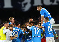 Napoli-Cagliari 1-0: la festa dopo il gol di Anguissa, le giocate di De Bruyne e gli acquisti in tribuna | FOTOGALLERY CN24