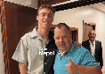 Rasmus Hojlund a Villa Stuart: primi scatti e sorrisi coi tifosi del Napoli | FOTO CN24