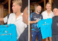 Hojlund in mezzo ai tifosi del Napoli: &quot;Oggi solo foto&quot;, fa selfie con tutti | VIDEO