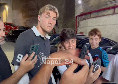 Napoli, bel gesto di Hojlund verso i tifosi dopo l'allenamento di oggi | VIDEO CN24