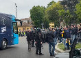 "Odio Napoli!": clima rovente all'esterno del Tardini, cori beceri contro il bus degli azzurri | VIDEO