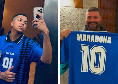 Regalo speciale per il fratello di Alisson Santos: un tifoso del Napoli gli dona una maglia di Maradona | VIDEO