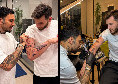 Kvaratskhelia sceglie il tatuatore napoletano che vola a Parigi, poi freestyle col pallone | FOTO &amp; VIDEO