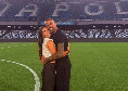 Spinazzola in posa sul prato del Maradona con la famiglia: ultima volta col Napoli per lui? | FOTO