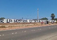 Bari, conferenza stampa Marino-Rastelli disertata da una parte della stampa. Gli ultras espongono striscione emblematico | FOTO