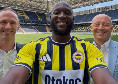 First Impression. Lukaku posa con la nuova maglia del Fenerbahce allo stadio Chobani | VIDEO