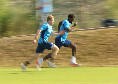 Il 'calcio' di Alisson e la coppia De Bruyne-Badiashile in motion-blur: la rifinitura del Napoli pre-Arsenal | FOTOGALLERY CN24