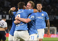 Assolo di Favasuli sul gol di Lobotka, De Bruyne apprezza: abbraccio bellissimo nell'esultanza | FOTO