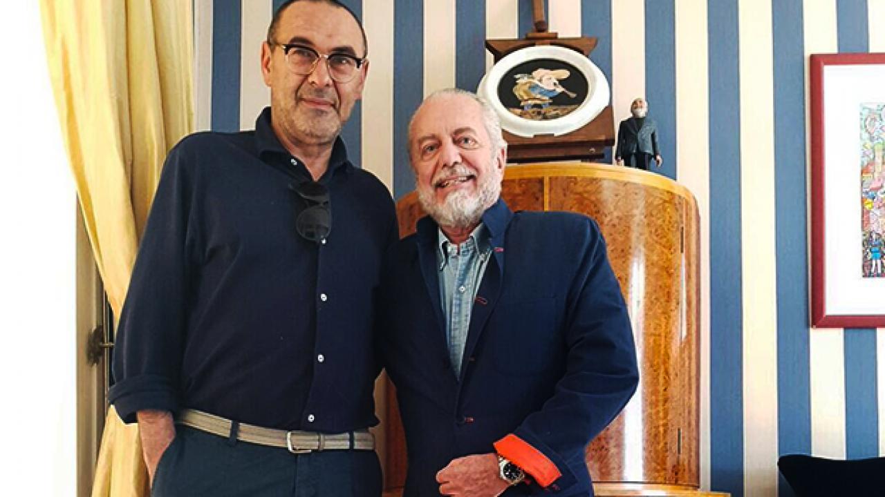 Sarri direbbe s&igrave; al Napoli, Il Mattino: ecco perch&eacute; prende tempo, spunta la reazione di De Laurentiis