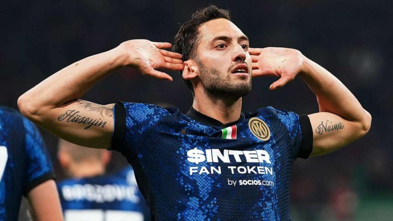 L'Inter riapre il match: Calhanoglu dal dischetto spiazza Milinkovic-Savic e fa 2-1
