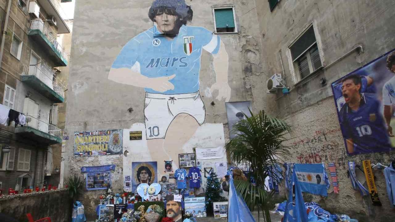 Maradona non fu evasore, avvocato depone sentenza davanti murale | VIDEO