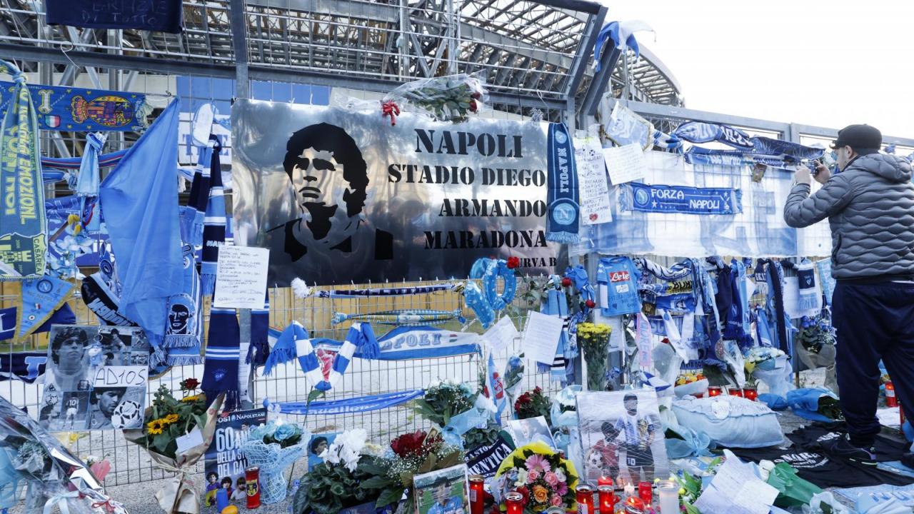 Morte Maradona, spunta una nuova testimonianza: "Pu&ograve; averlo ucciso il Covid-19"