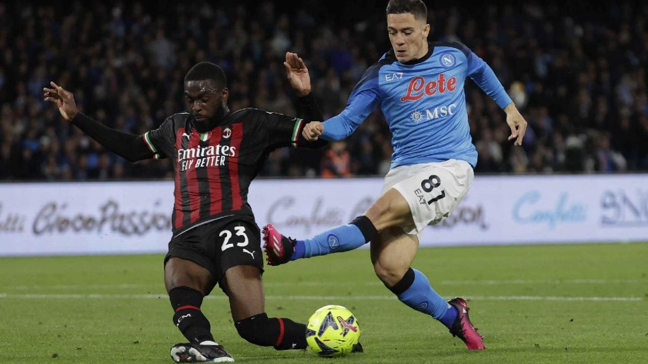 Milan, Tomori: "Il Maradona è uno stadio caloroso, in quella città si vive il senso del calcio. Incredibile cosa fanno i tifosi all'esterno"