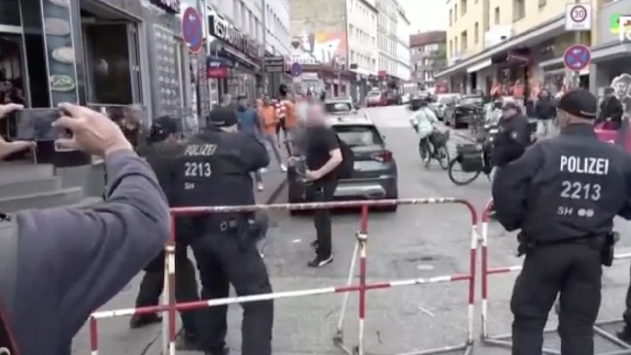 Euro 2024, paura ad Amburgo: uomo armato di piccone minaccia i poliziotti: gli sparano alle gambe