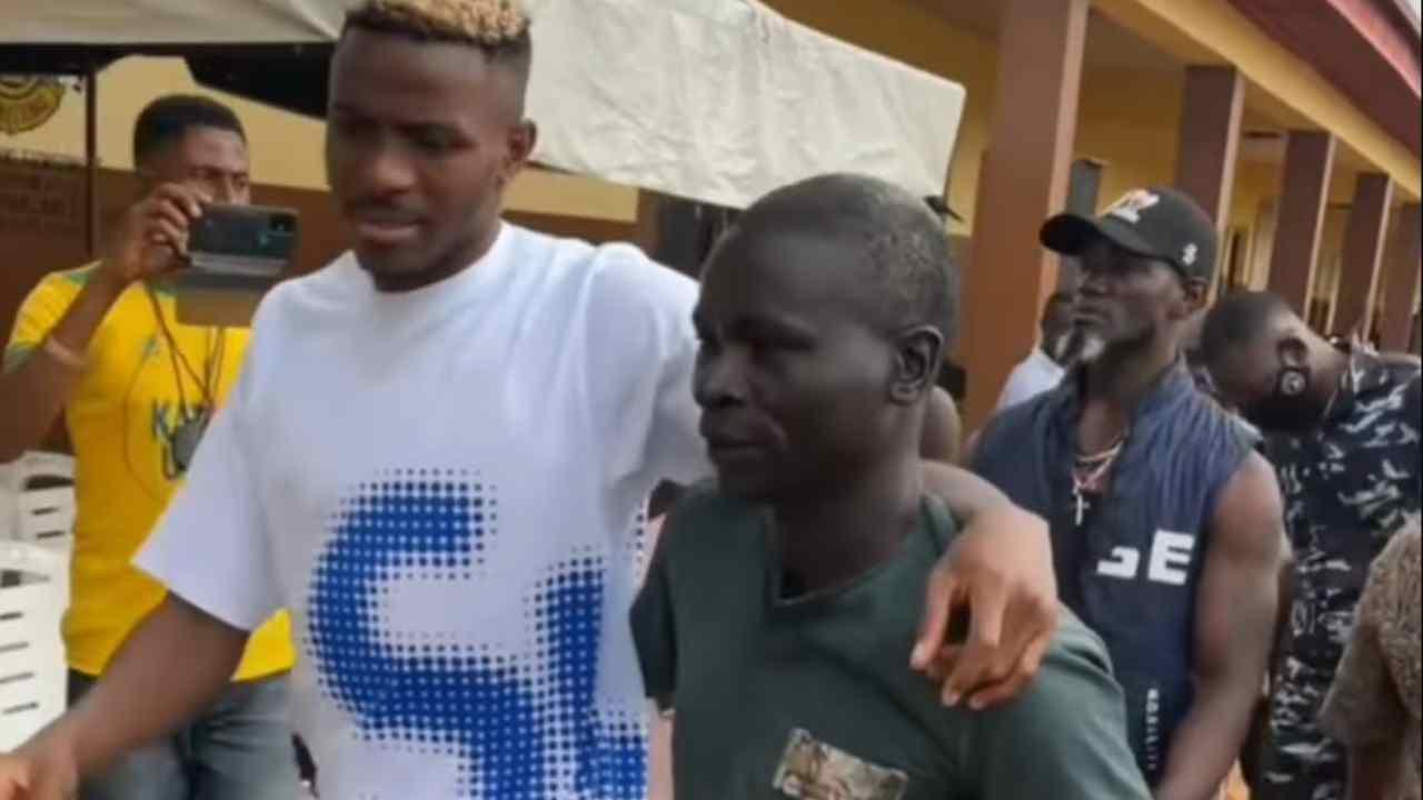 Osimhen in Nigeria, porta a spasso il suo Pallone d'Oro! | VIDEO