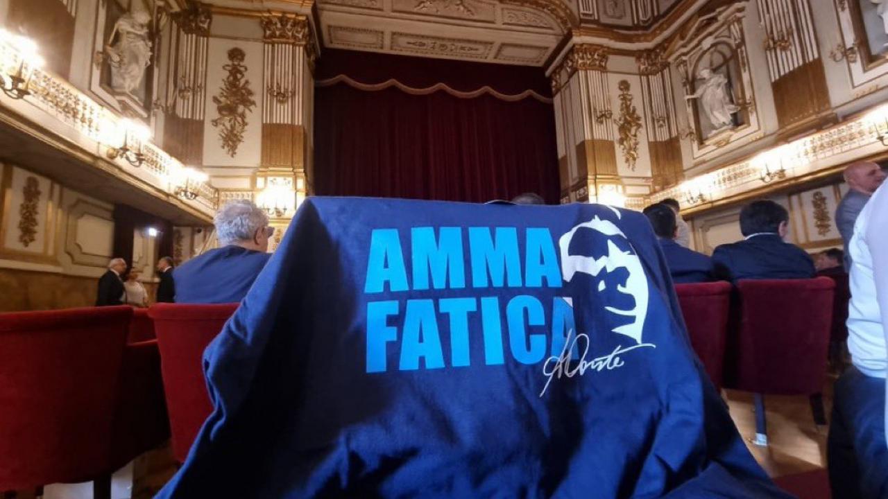 UFFICIALE - In vendita la maglia Napoli 'amma faticà' per celebrare Conte: il prezzo | FOTO