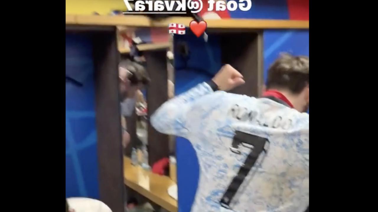 Kvaratskhelia, gioia nello spogliatoio della Georgia con la maglia di Cristiano Ronaldo | VIDEO